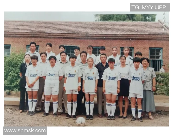 90年代末期足球明星的辉煌岁月与传奇故事回顾 90年代末期足球明星的辉煌岁月与传奇故事回顾